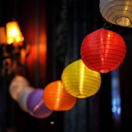 Aurora solcellsslinga med lyktor, (30 LED, flerfärgad) - Solcellsslingor - flerfärgade